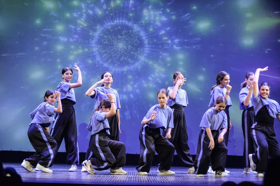 The show must go on, φωτογραφία 4