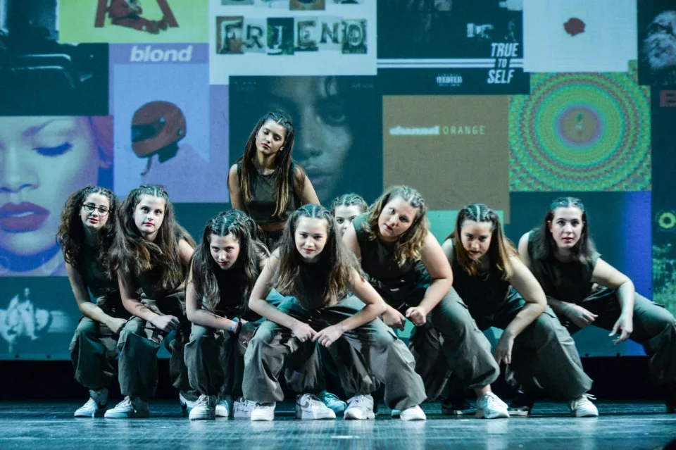 The show must go on, φωτογραφία 6