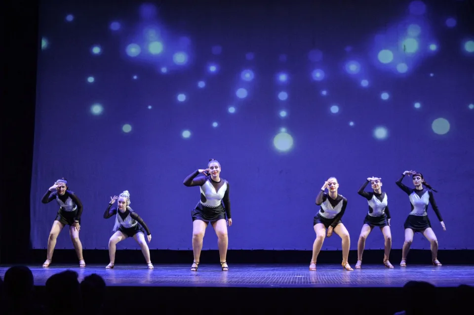 The show must go on, φωτογραφία 10
