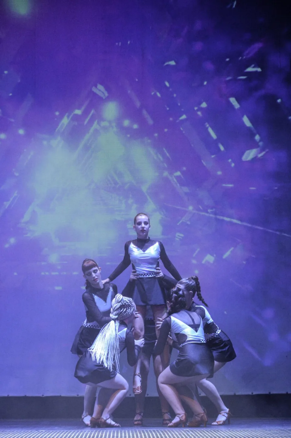 The show must go on, φωτογραφία 11
