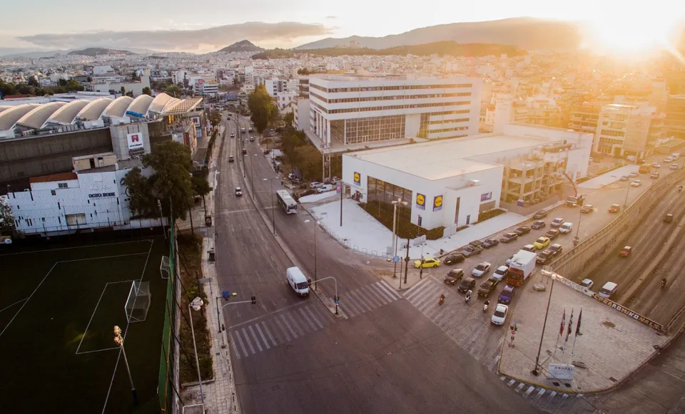 Έναρξη καταστήματος Πετραλώνων, Ακίνητα