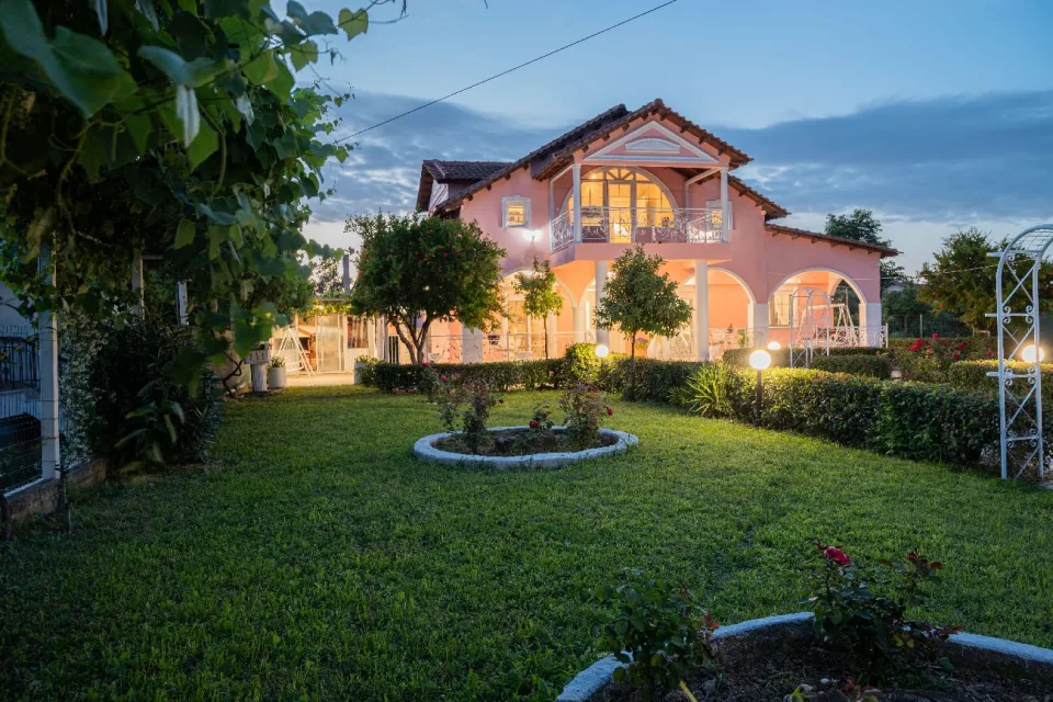 Villa Regina, Ακίνητα